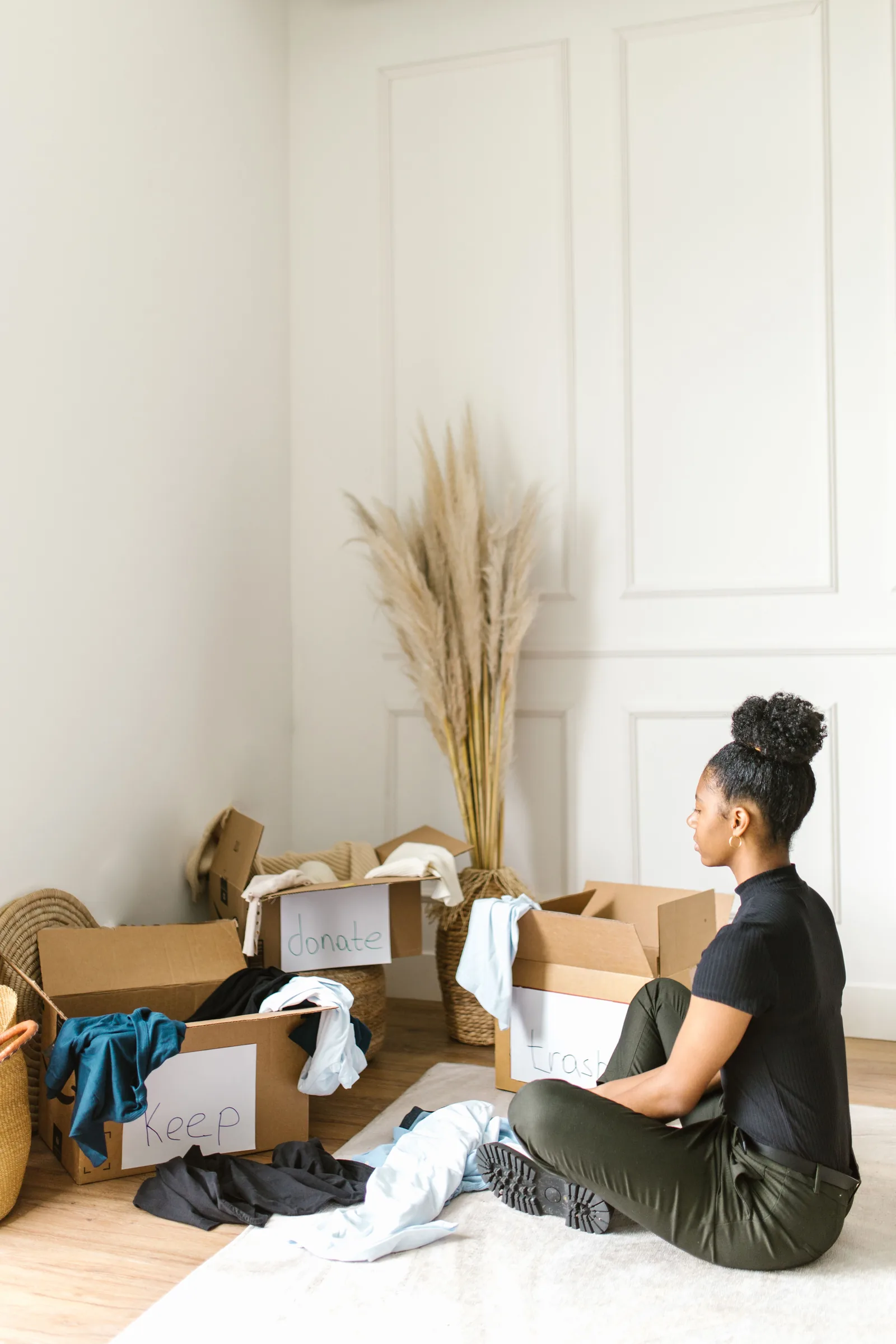 Personne qui trie ses affaires dans des cartons