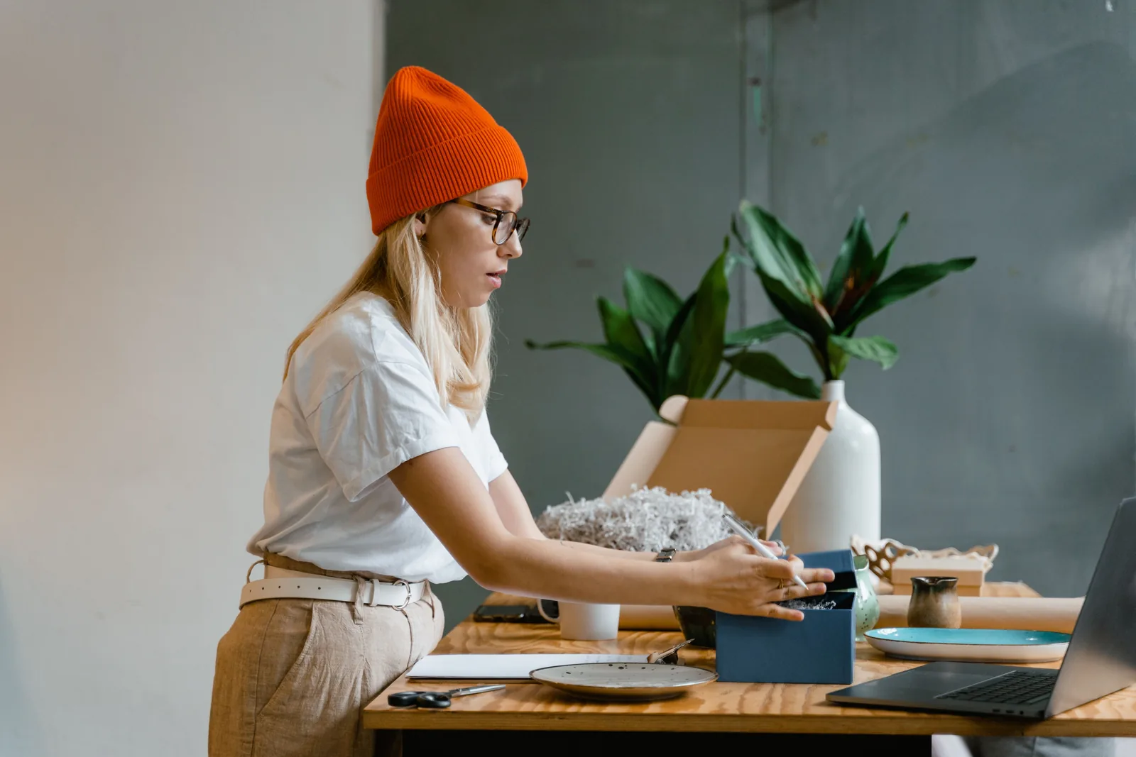 Indépendante qui prépare des colis à son bureau