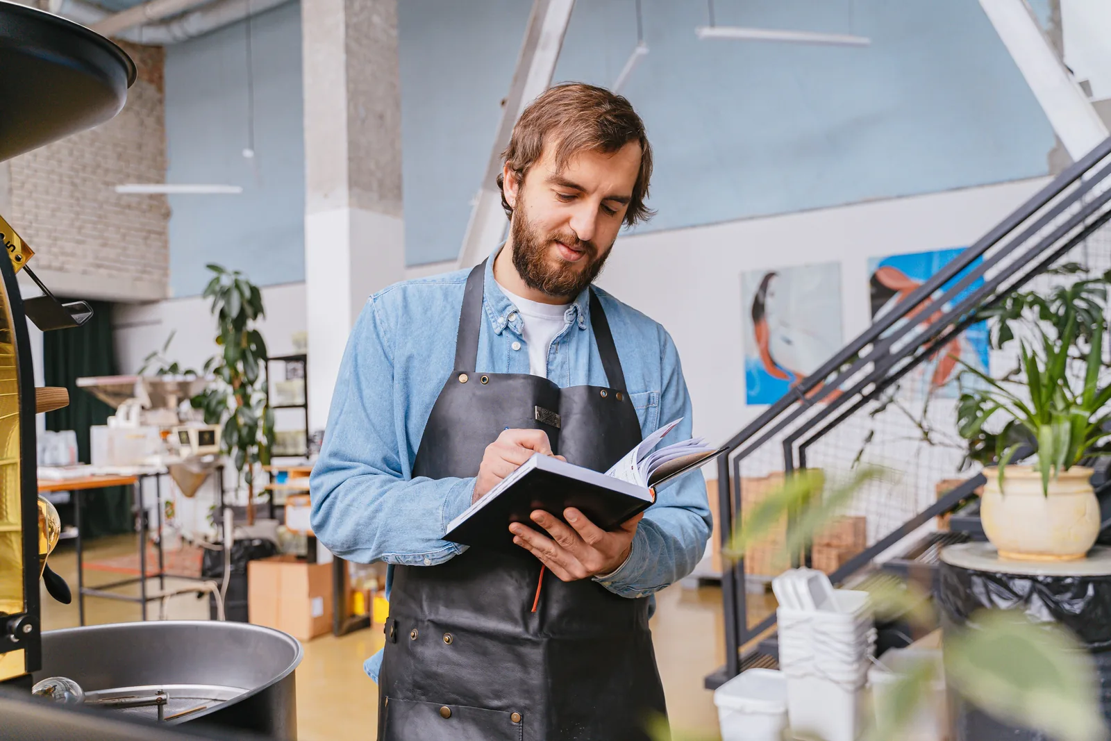 Petite équipe au travail dans un bureau lumineux