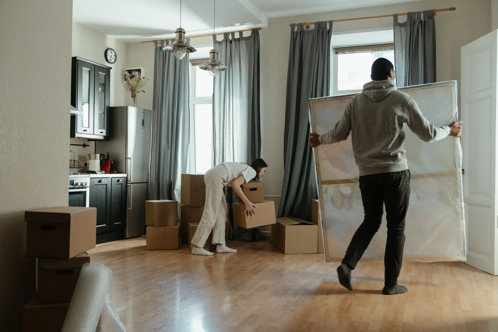 Couple entouré de cartons de déménagement