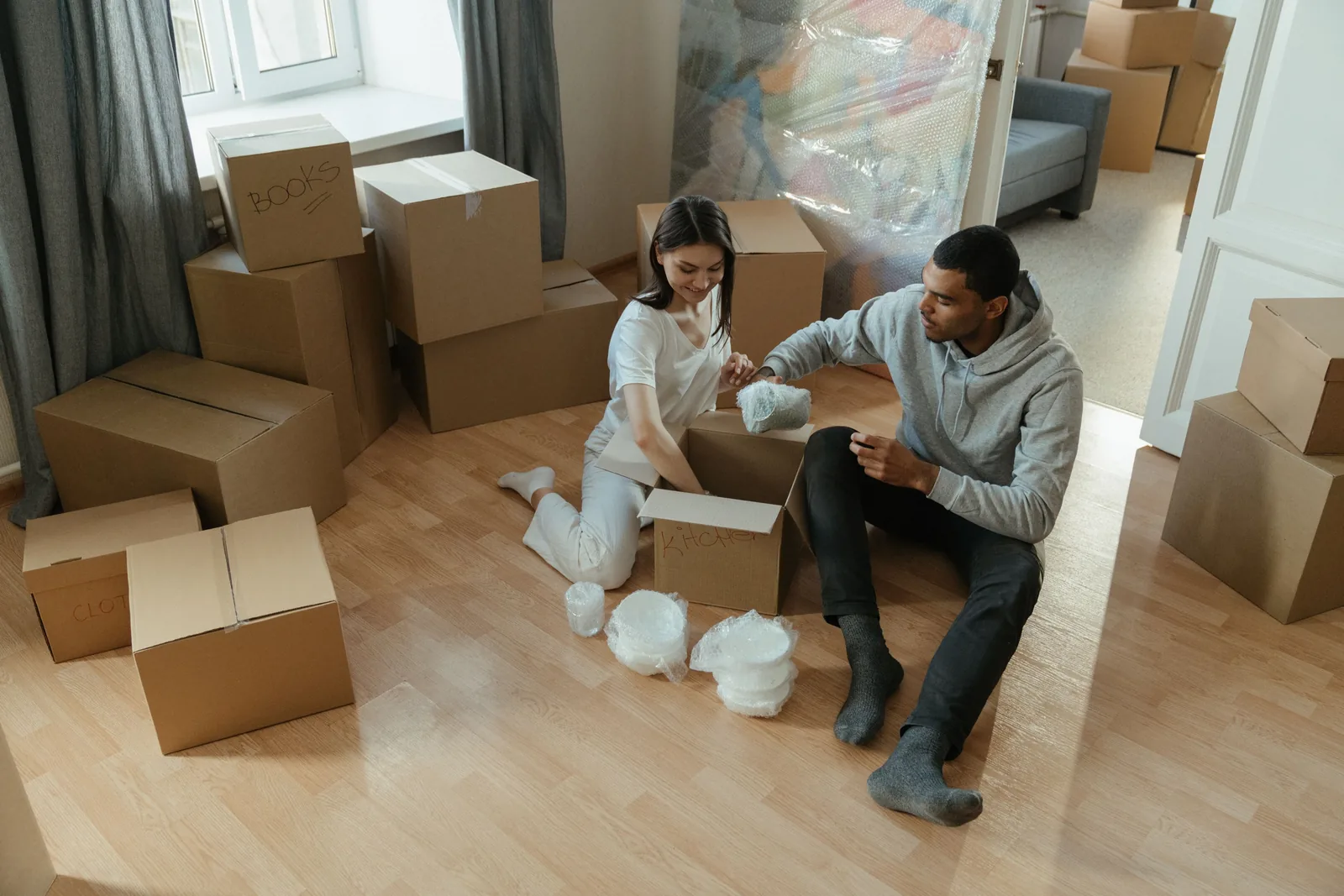 Femme qui porte des cartons dans son salon