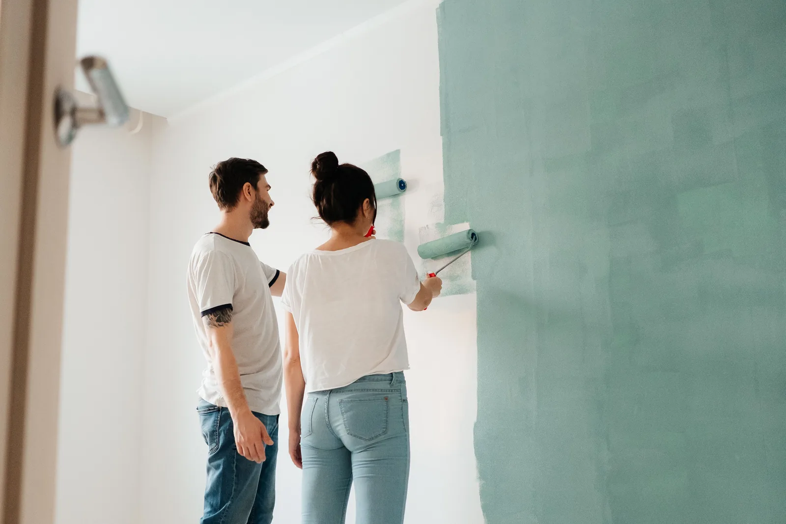 Pièce en travaux avec meubles protégés